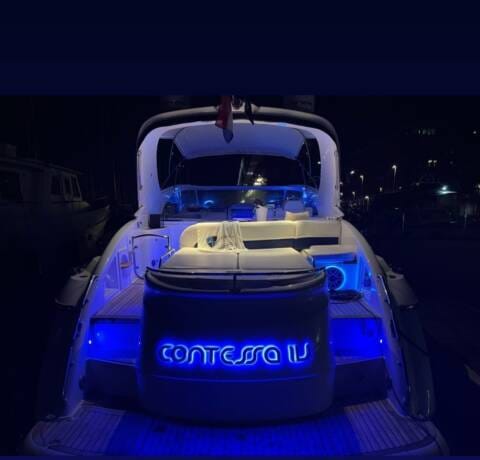 Boot in het donker met neon licht