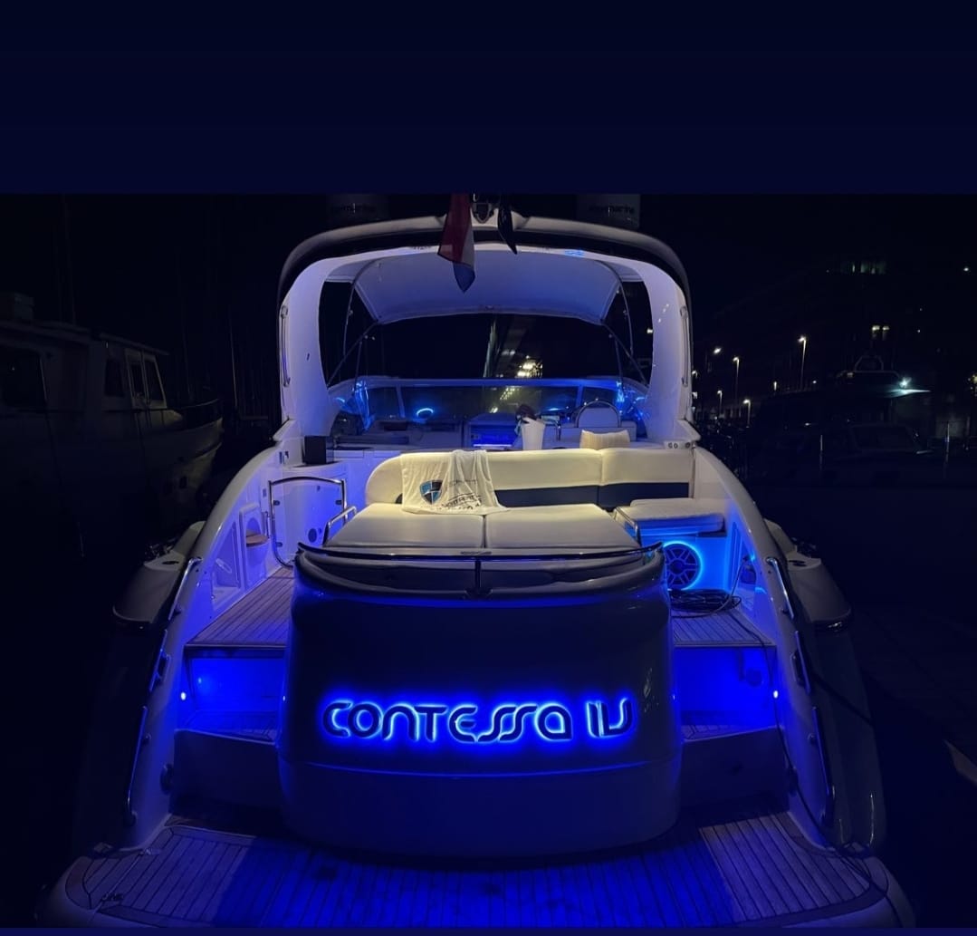 Boot in het donker met neon licht