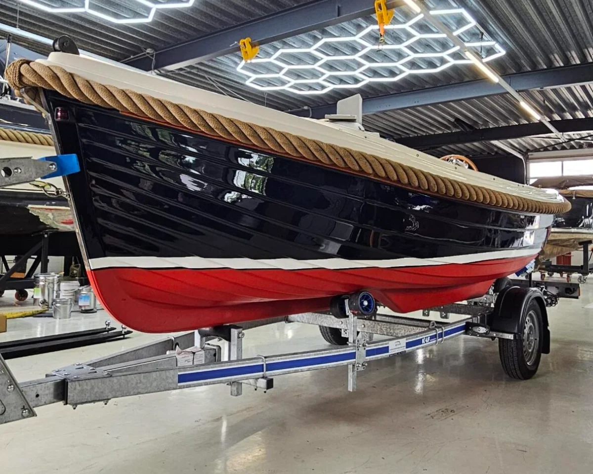 Sloep met nieuwe rode antifouling in de werkplaats van SEAFIT in Heerhugowaard