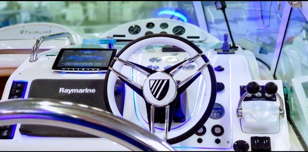 Dashboard met JL Audio bediening en Raymarine scherm