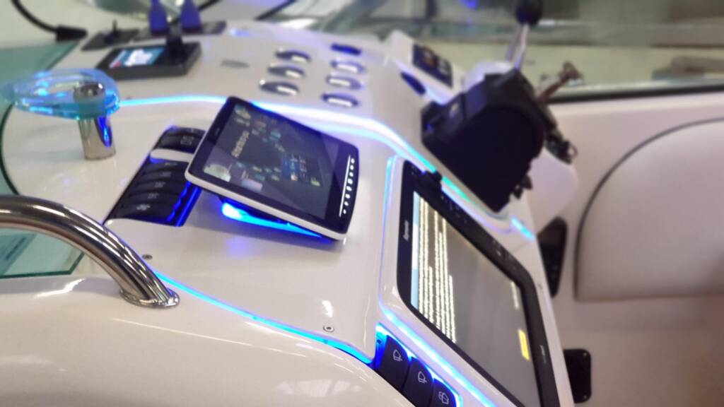 Dashboard met LED-sfeerverlichting en Raymarine kaartplotter