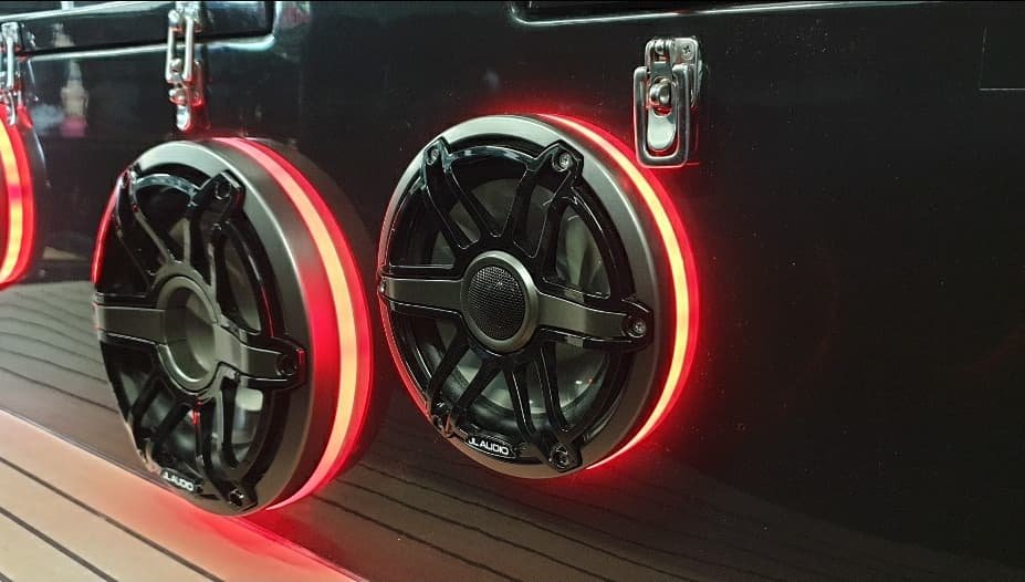 JL Audio speaker met rode LED-verlichting