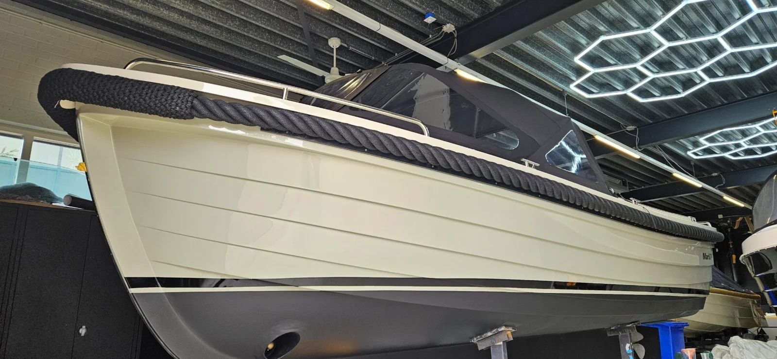 Maril sloep met strak afgewerkt grijs onderwaterschip en antifouling door SEAFIT