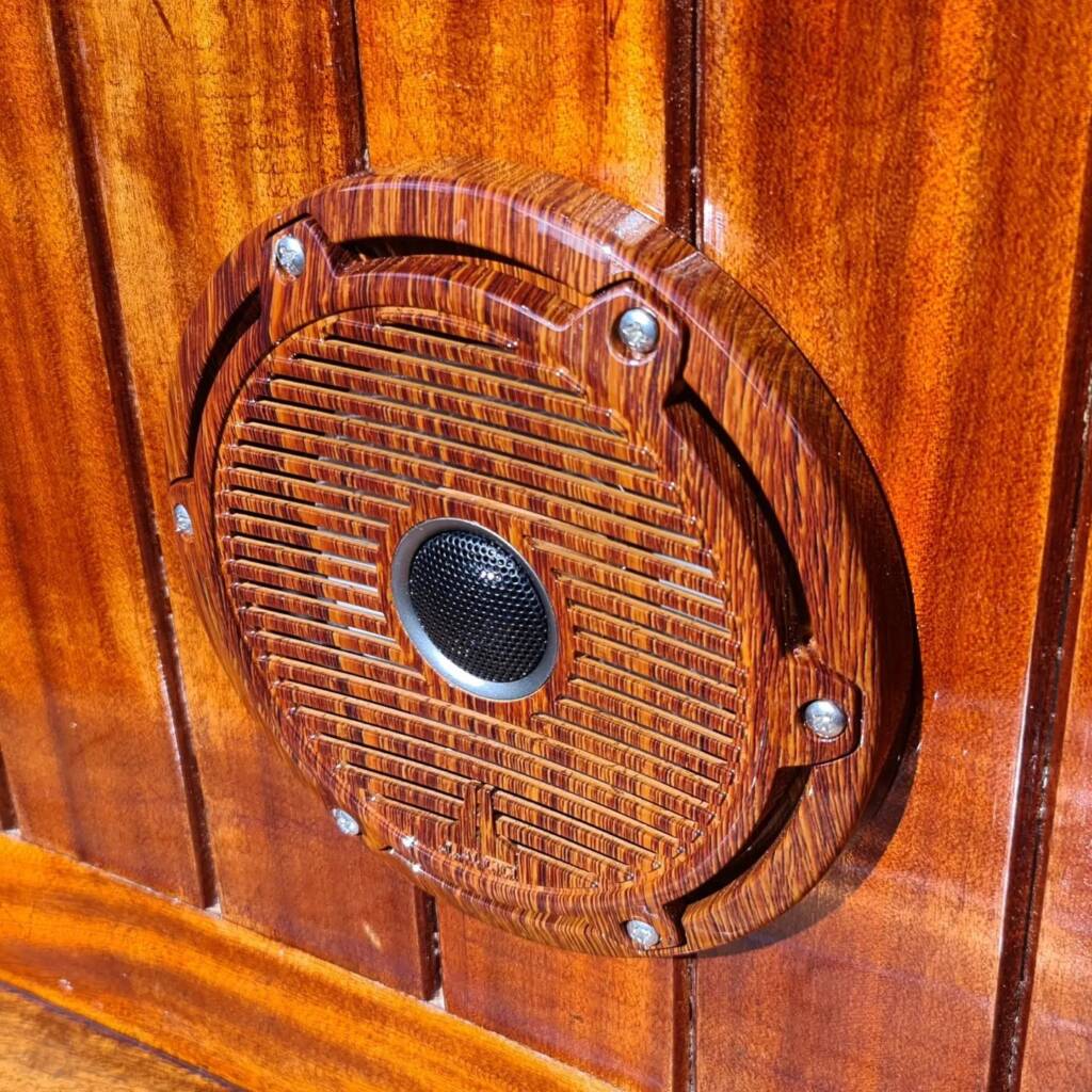 Speaker met houtlook-afwerking in klassieke mahonie boot